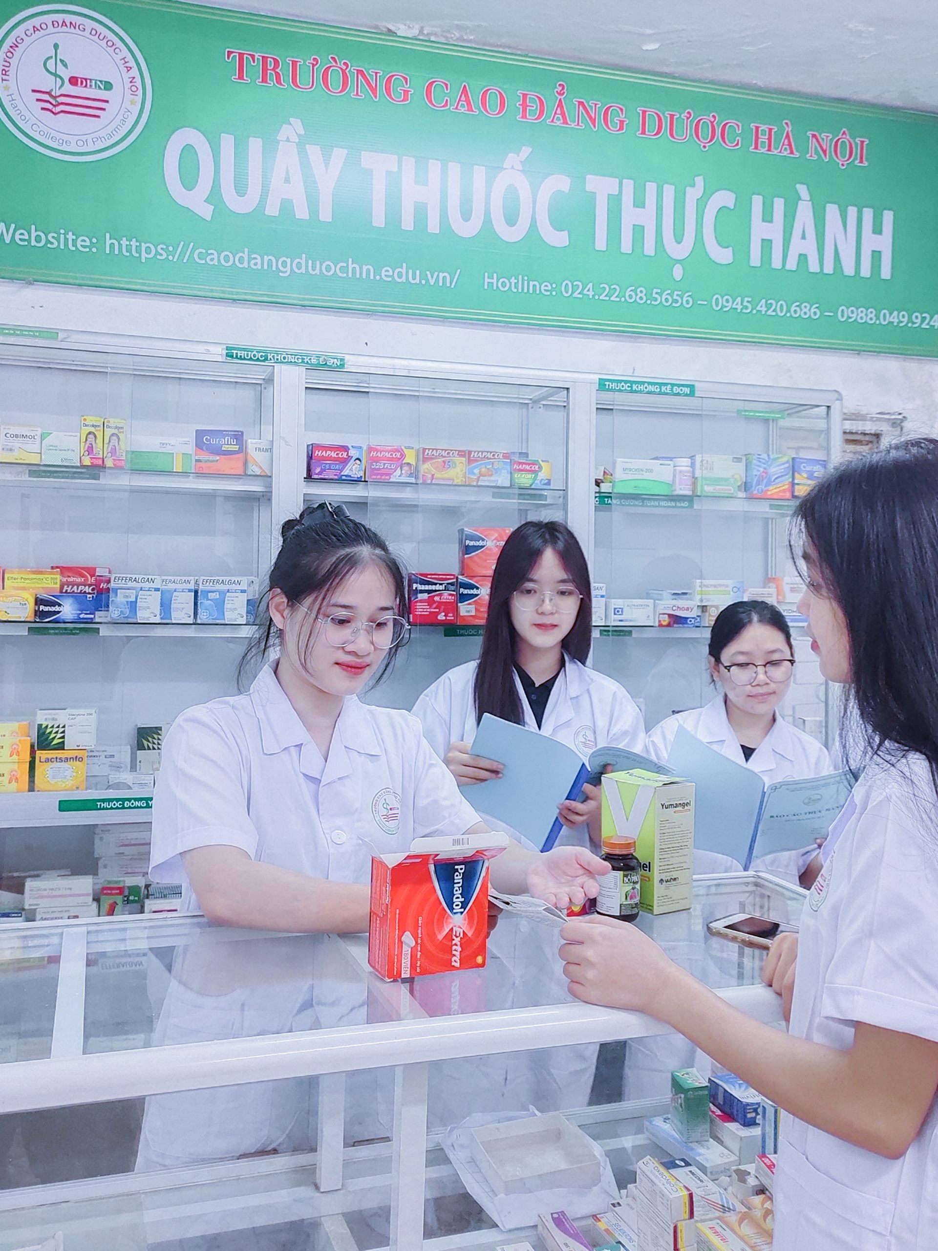 Sinh viên Trường Cao Đẳng Dược Hà Nội năng động trong giờ học thực hành bán thuốc